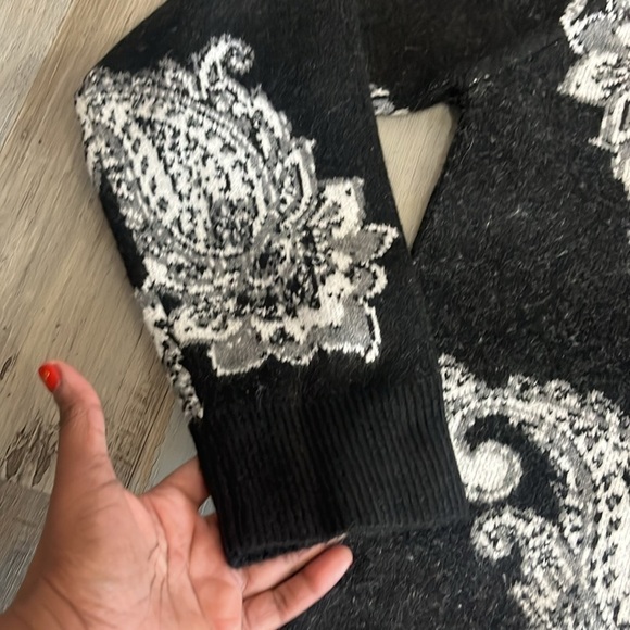 Forever 21 Men’s Black and White Sweater Paisley Print Size Medium Long Sleeve - Picture 3 of 8